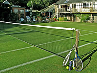Уход за искусственной травой футбольного поля и теннисного корта